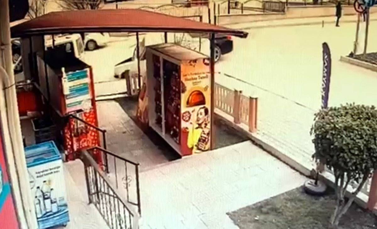 Burdur'da ehliyetsiz sürücü park halindeki araçlara çarptı