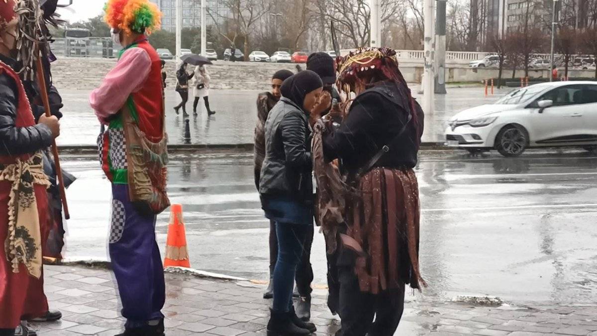 Taksim Meydanı'nda selfie çekip, para istediler