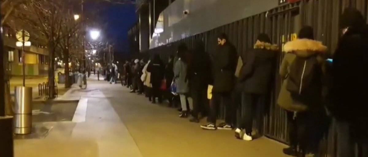 Paris'te öğrencilerin gıda yardımı kuyruğu
