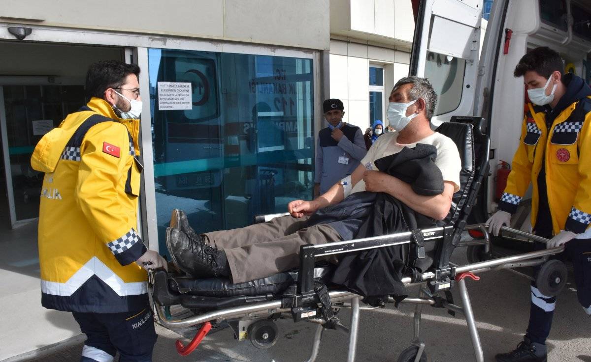 Sivas'ta tartıştığı kocasını sopa ve satır ile yaraladı