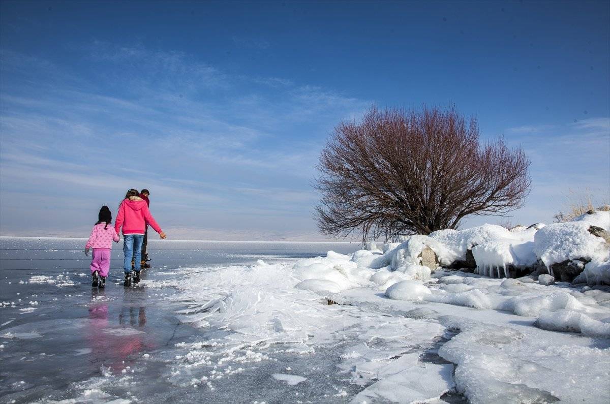 Bitlis’teki Nazik Gölü'nün yüzeyi dondu
