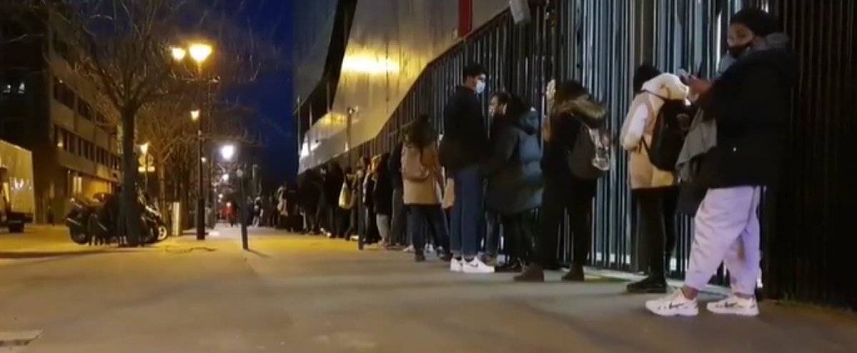 Paris'te öğrencilerin gıda yardımı kuyruğu