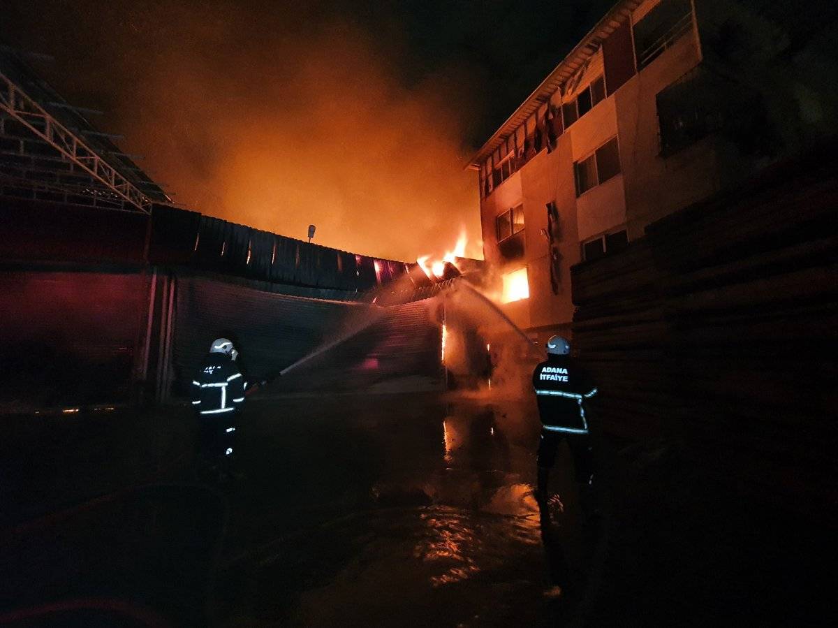 Adana'da mobilya atölyesindeki yangın, evlere sıçradı