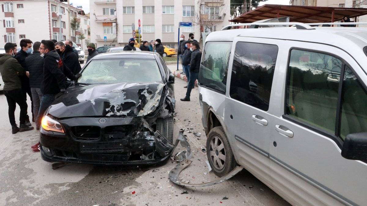 Burdur'da ehliyetsiz sürücü park halindeki araçlara çarptı