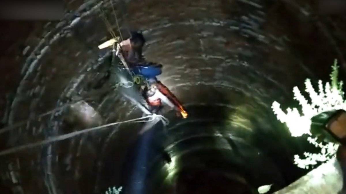 Hindistan'da kurtarılmaya çalışılan kadın, tekrar kuyuya düştü