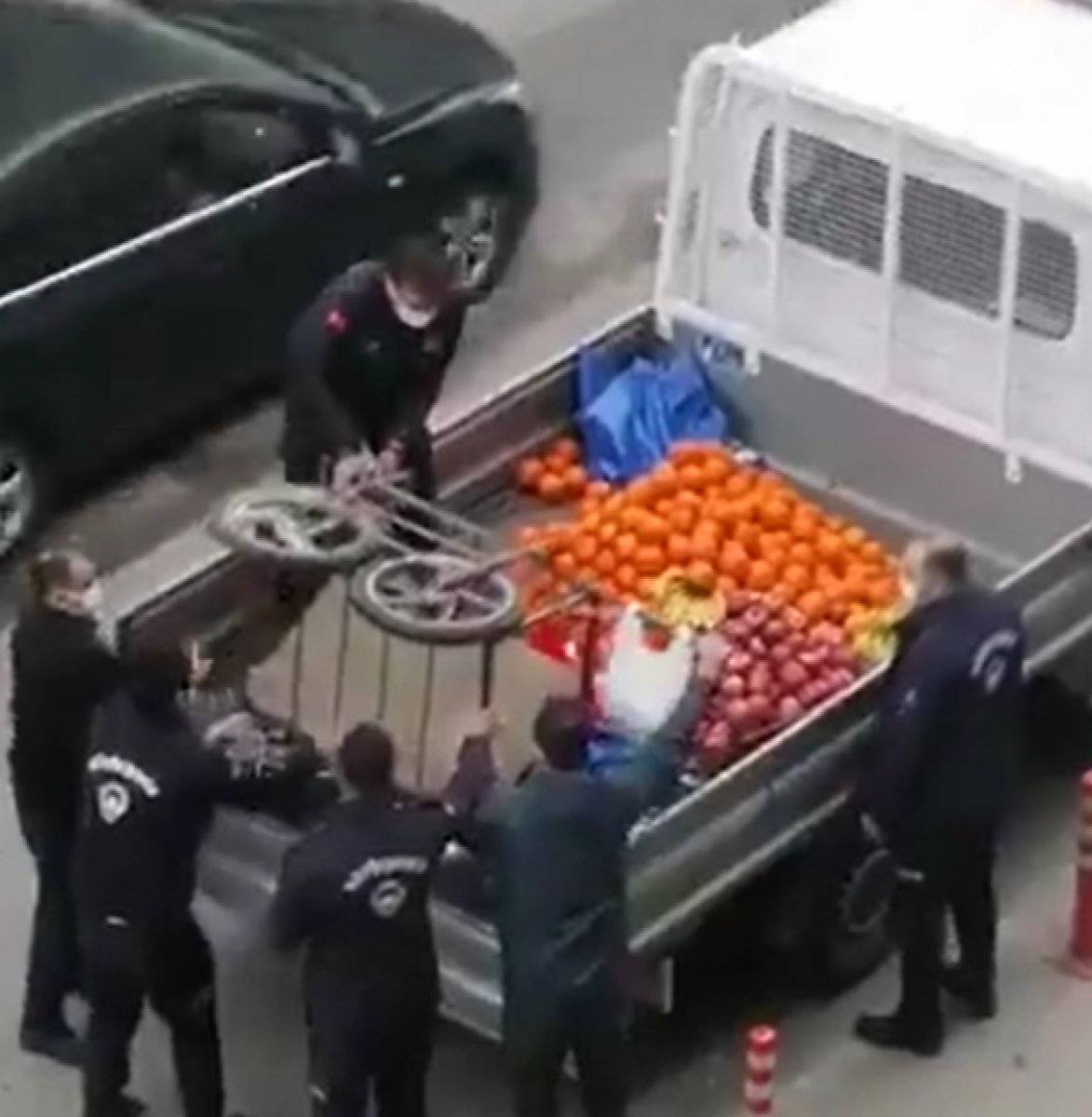 İzmir'de zabıta, meyve satıcısının tezgahına el koydu