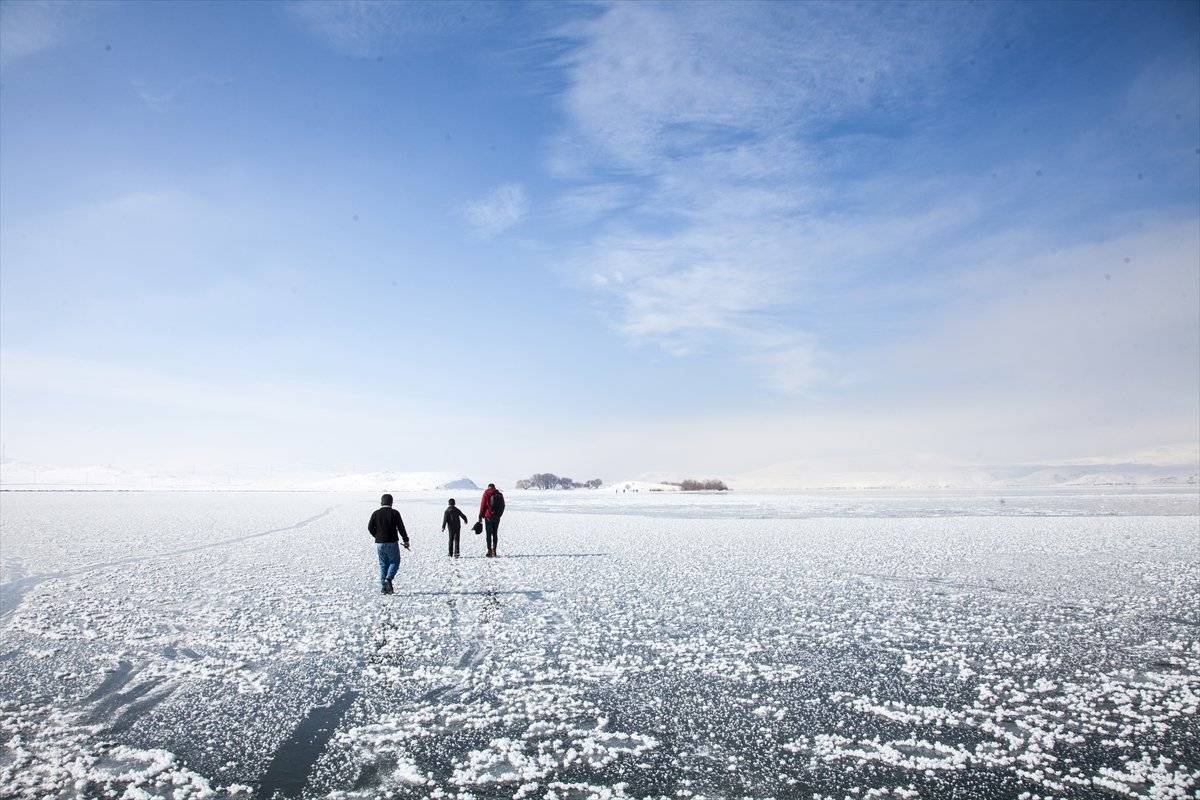 Bitlis’teki Nazik Gölü'nün yüzeyi dondu