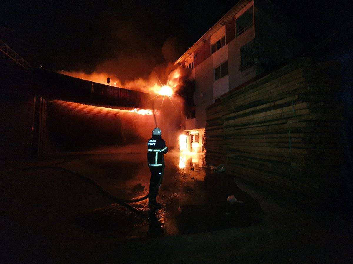 Adana'da mobilya atölyesindeki yangın, evlere sıçradı