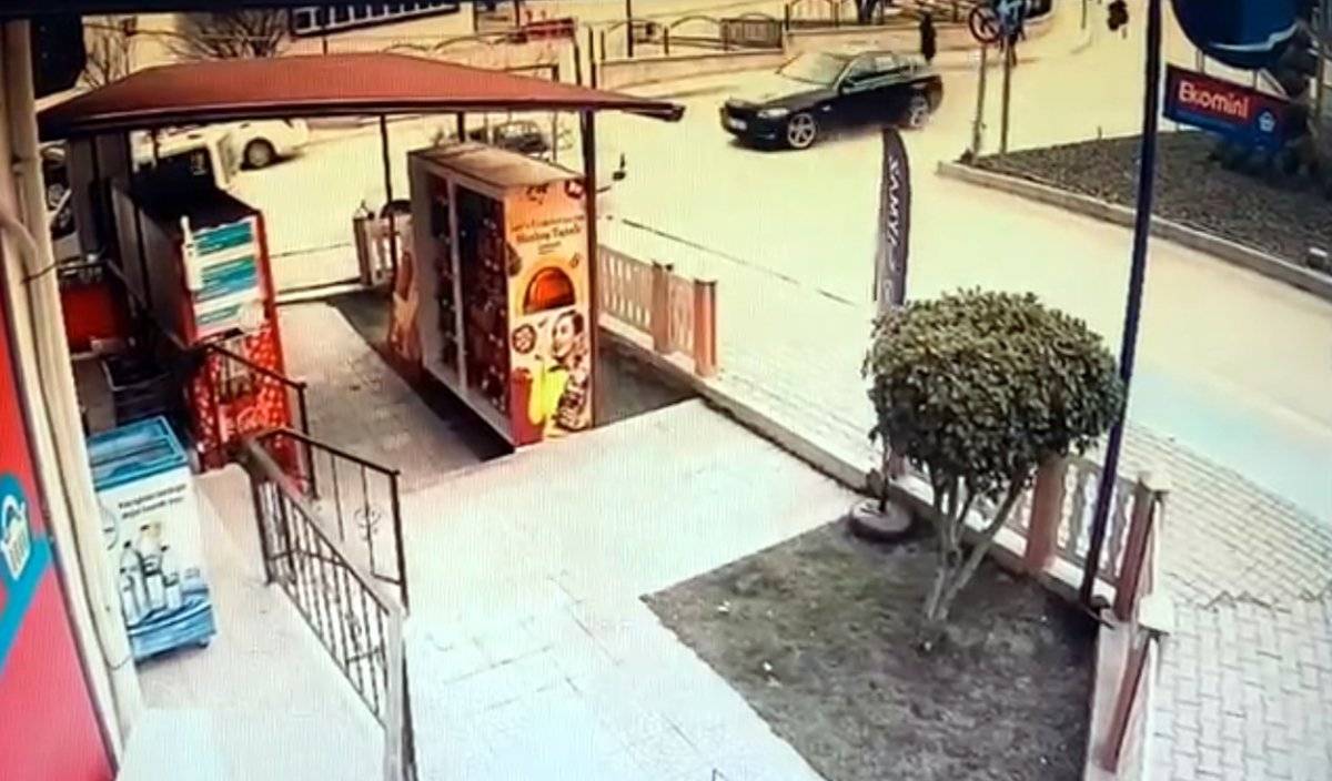 Burdur'da ehliyetsiz sürücü park halindeki araçlara çarptı