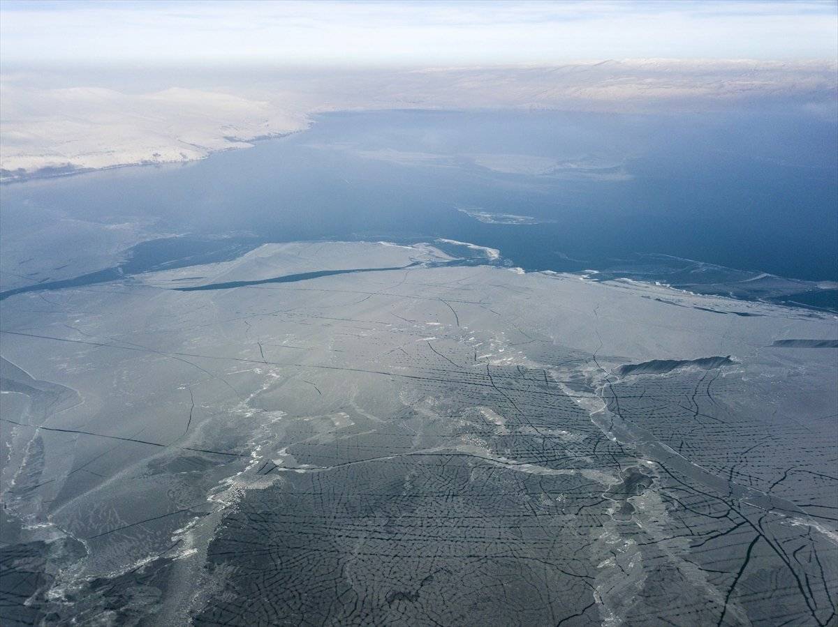 Bitlis’teki Nazik Gölü'nün yüzeyi dondu