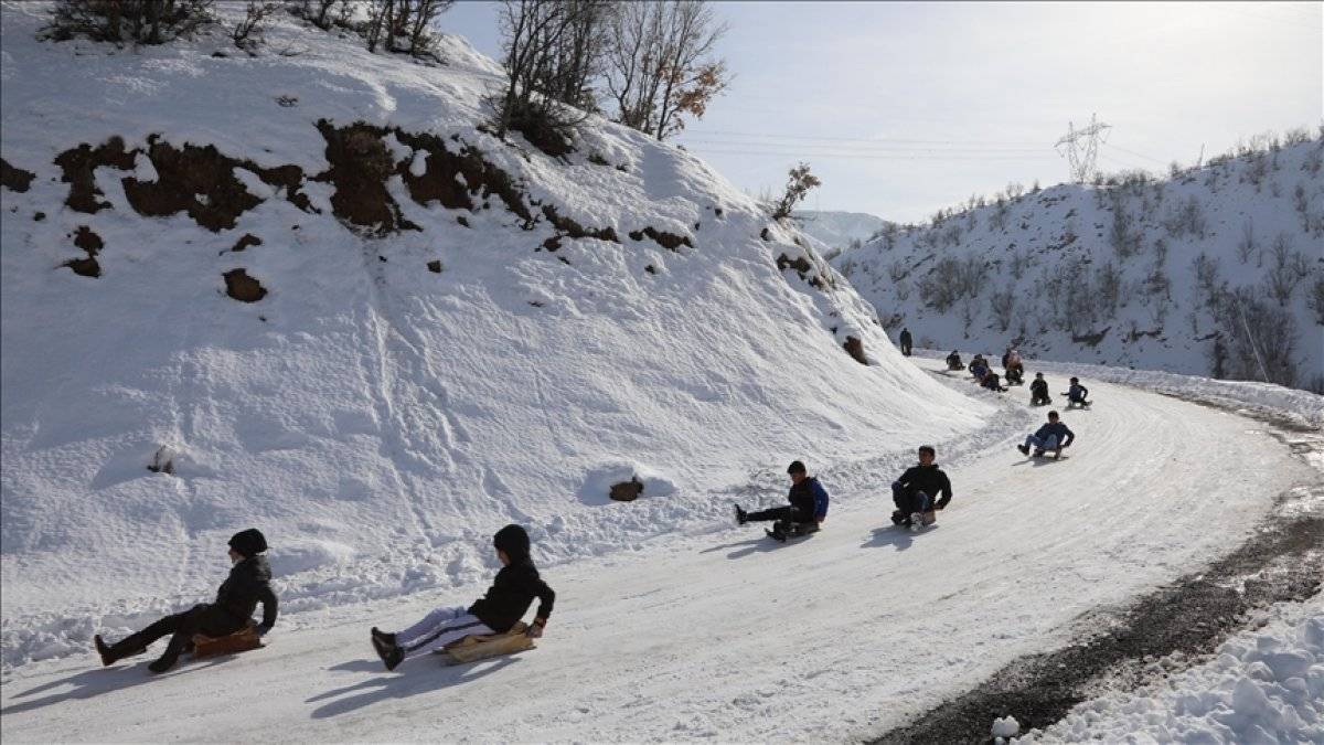 Bingöl'de karın kapattığı yollar, çocuklara eğlence oldu