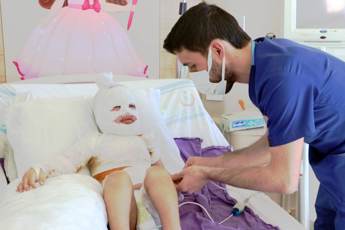 Kars'ta 2 yaşındaki çocuğun üzerine çaydanlık devrildi