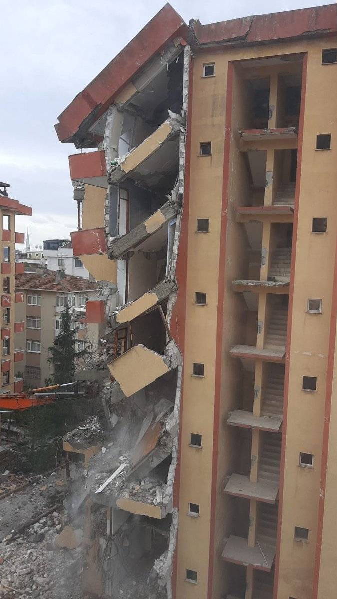 Maltepe'de yıkımı yarım bırakılan bina korkuttu