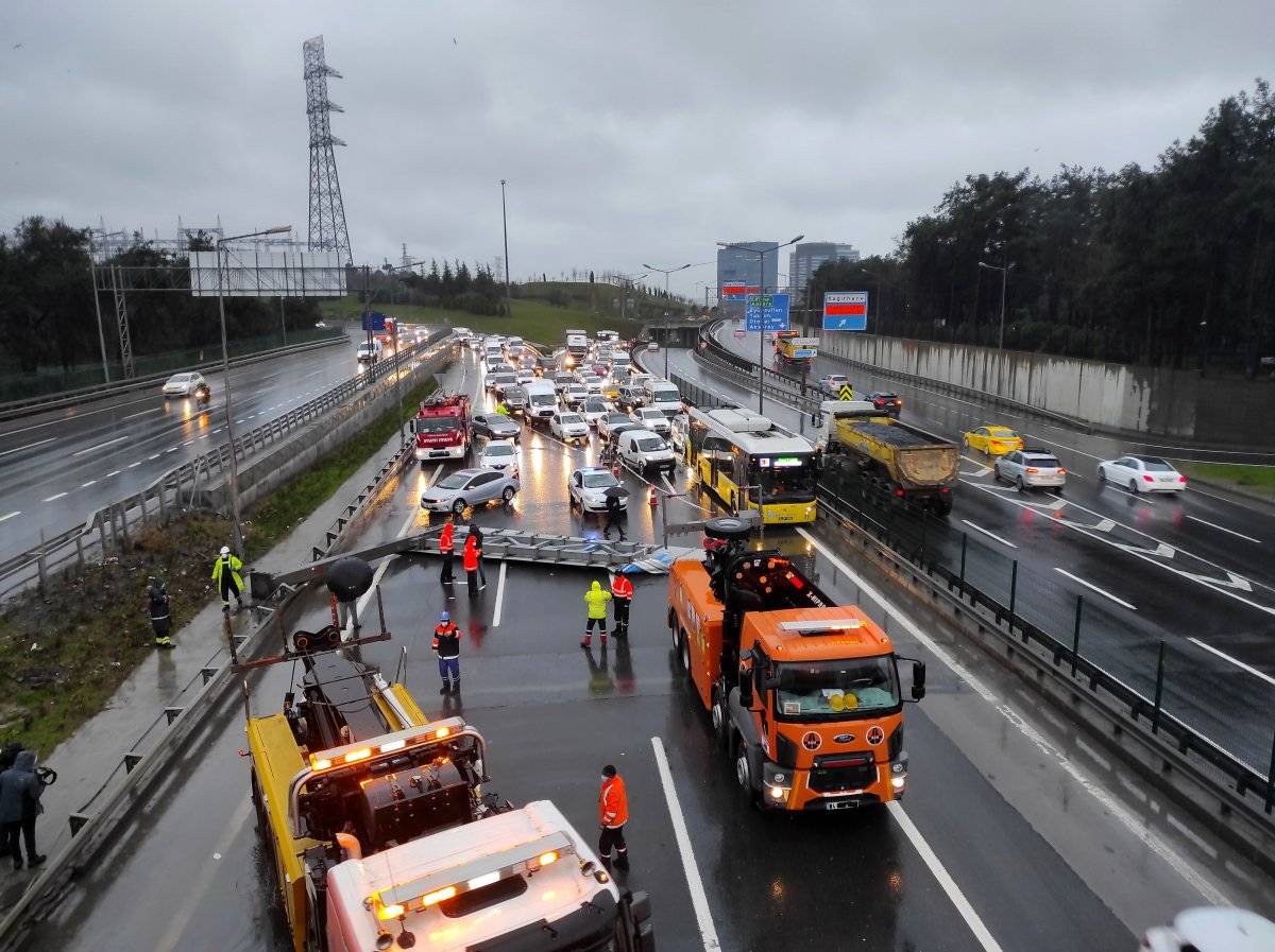 Hasdal'da yön tabelası yola devrildi, kaza meydana geldi