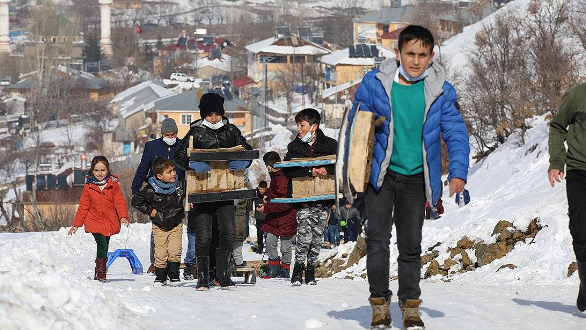 Bingöl'de karın kapattığı yollar, çocuklara eğlence oldu