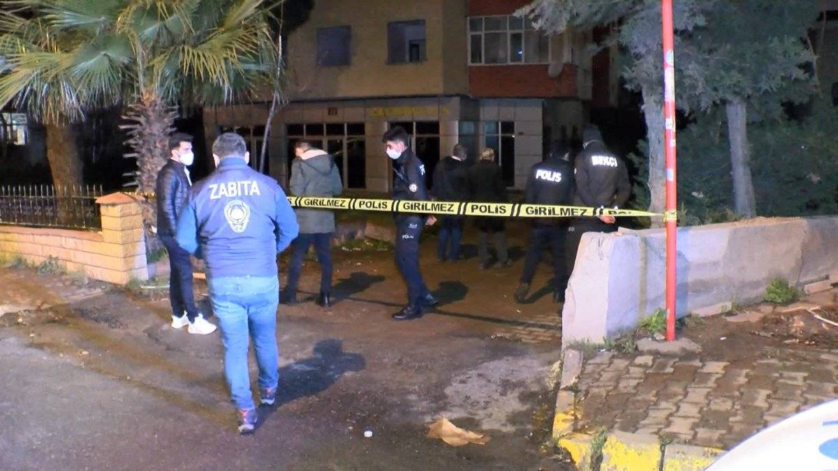 Maltepe'de yıkımı yarım bırakılan bina korkuttu