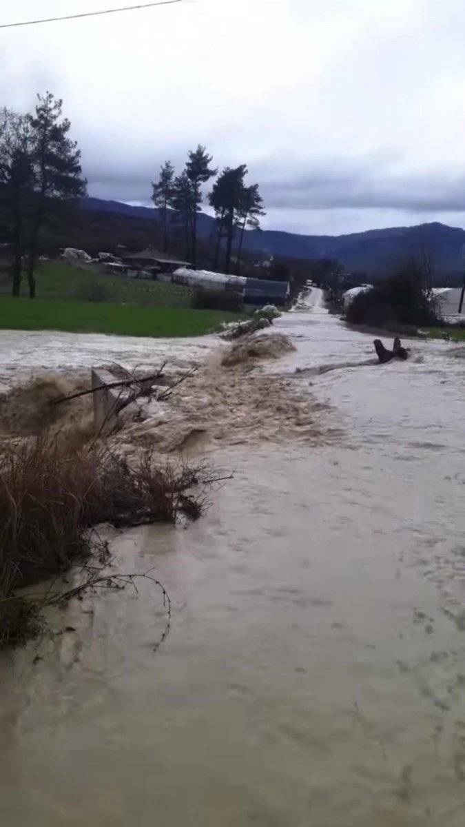 Burdur’da dereler taştı, yollar kapandı