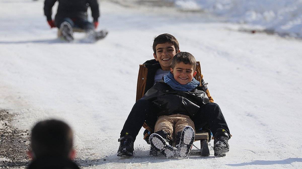 Bingöl'de karın kapattığı yollar, çocuklara eğlence oldu
