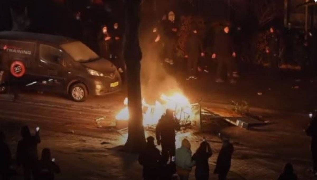 Hollanda'da kısıtlama protestoları, dördüncü gününde devam etti