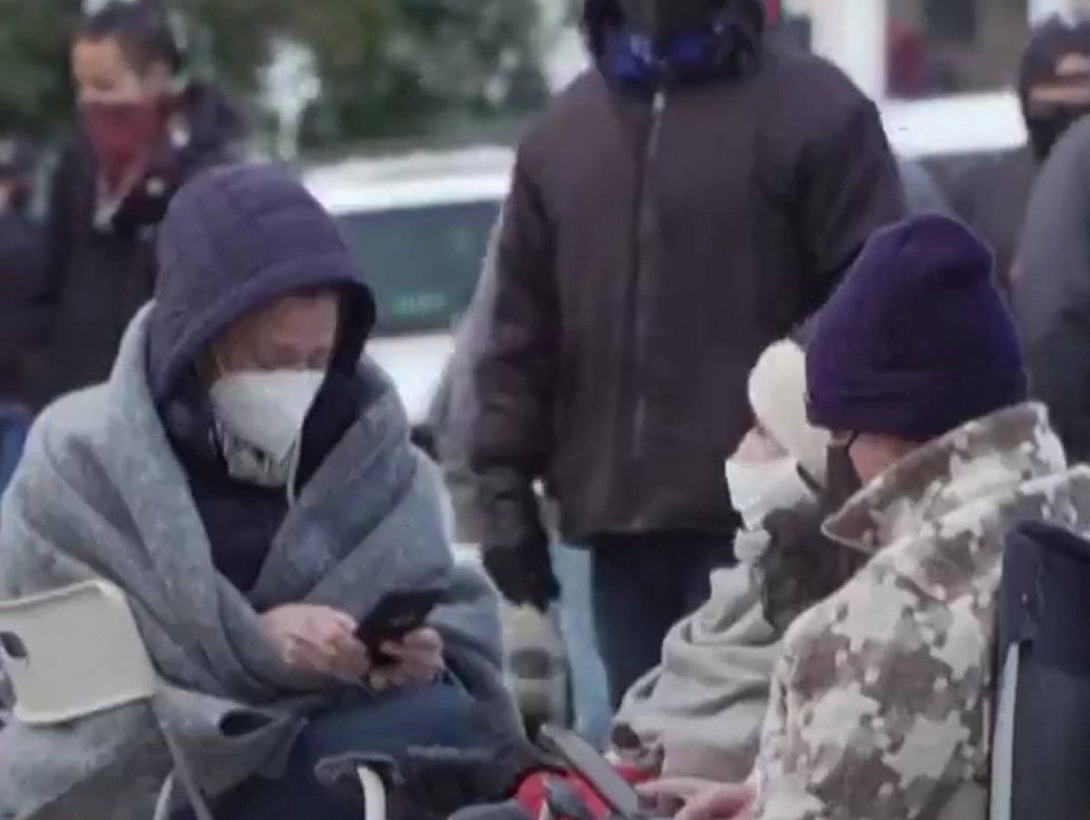 ABD'de koronavirüs aşısı için geceden sıraya giriyorlar