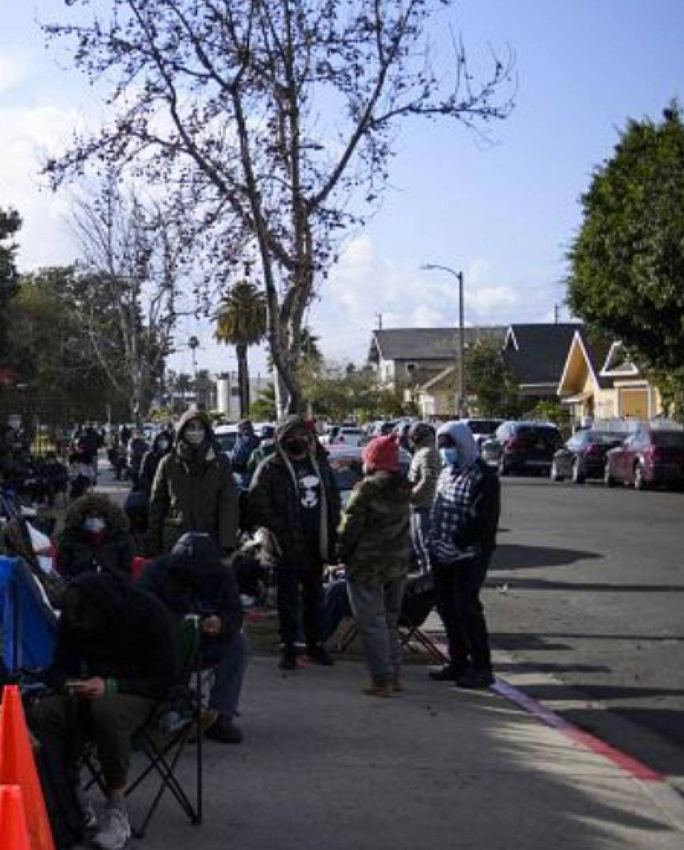 ABD'de koronavirüs aşısı için geceden sıraya giriyorlar