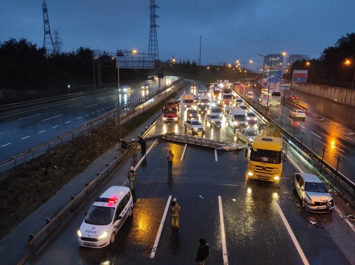 Hasdal'da yön tabelası yola devrildi, kaza meydana geldi