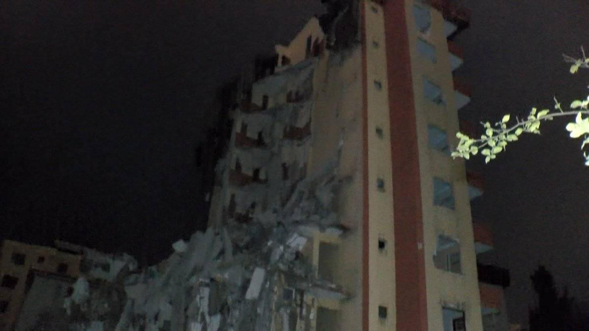 Maltepe'de yıkımı yarım bırakılan bina korkuttu