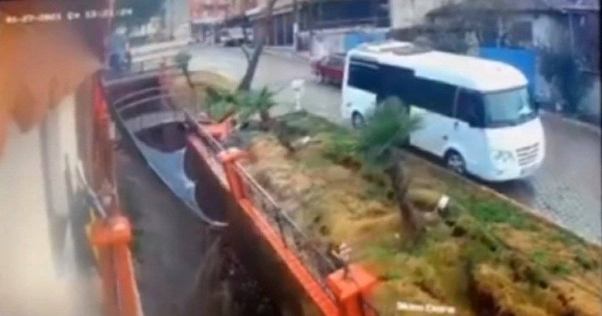 İzmir'de istinat duvarının çökme anı