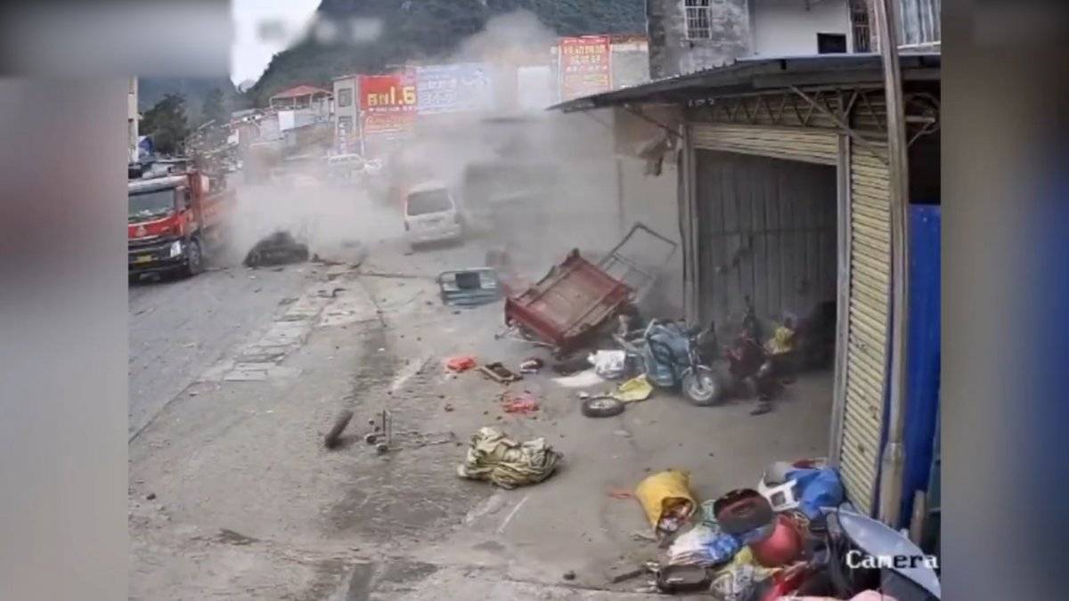 Çin'de kontrolden çıkan otomobilin sebep olduğu kaza