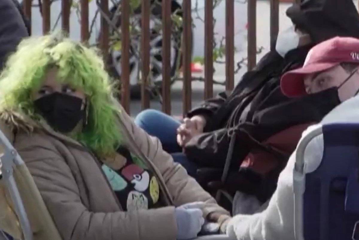 ABD'de koronavirüs aşısı için geceden sıraya giriyorlar