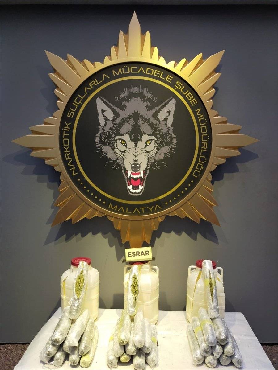 Malatya'da peynir bidonlarına gizlenmiş 15 kilo esrar ele geçirildi