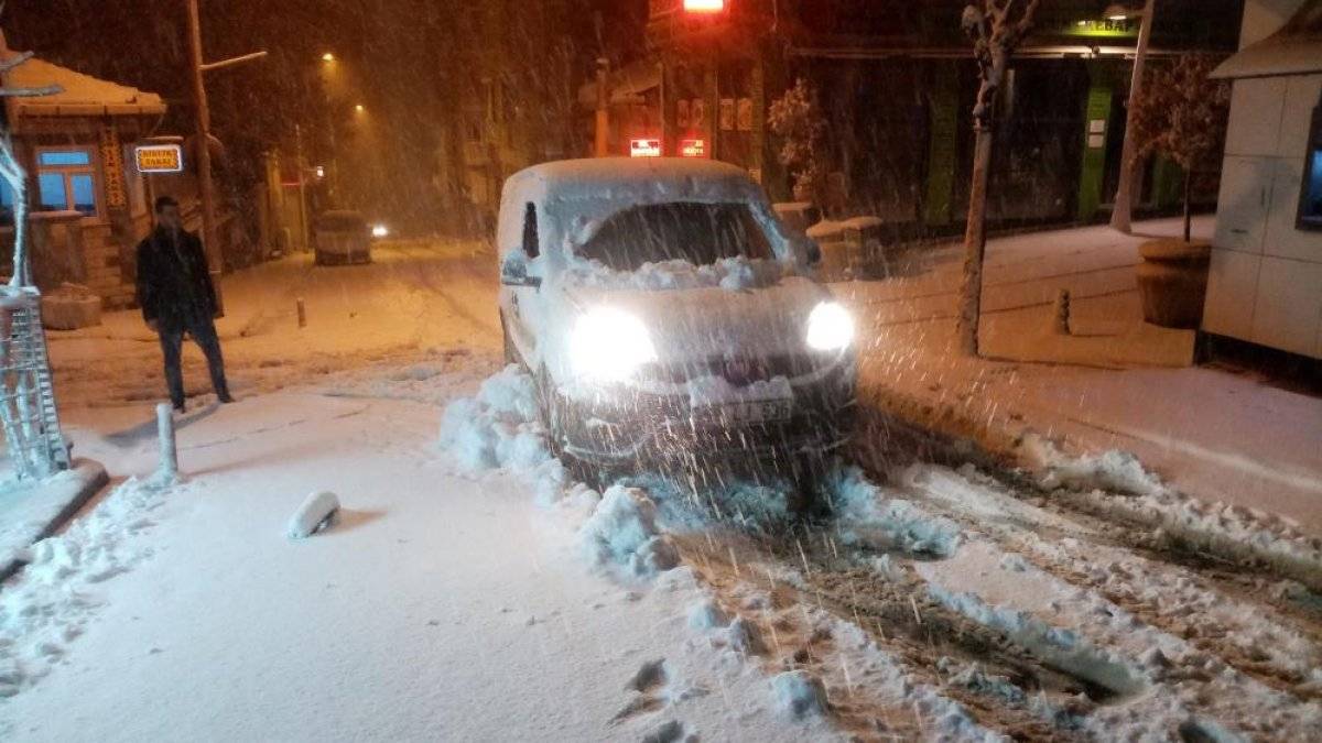 Tekirdağ'da kar 10 santimetreyi aştı