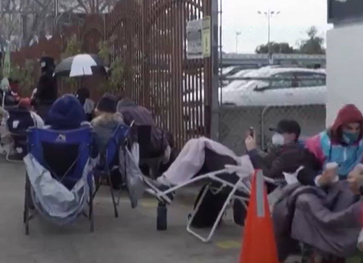 ABD'de koronavirüs aşısı için geceden sıraya giriyorlar