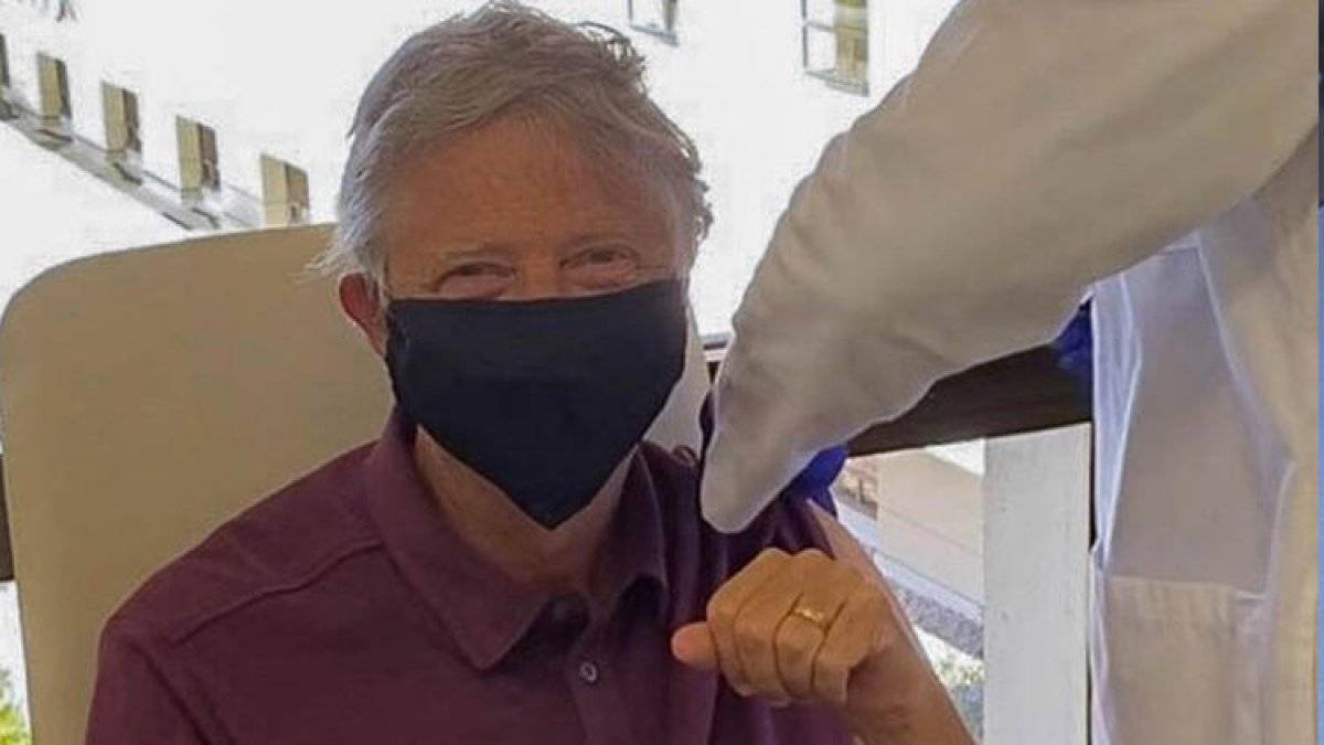 Bill Gates, insanlara çip takılacağı iddiasına yanıt verdi