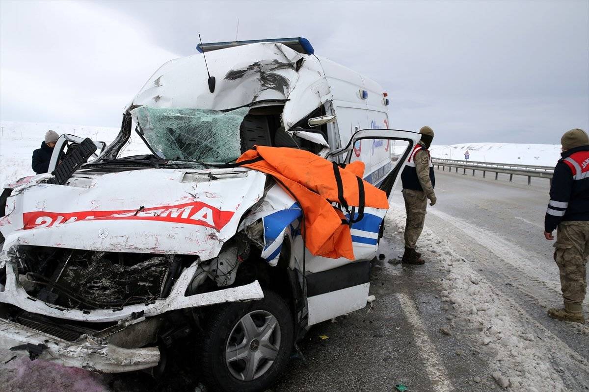 Sivas'ta ambulans, tıra arkadan çarptı
