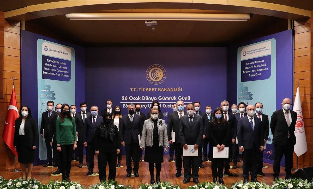 Gümrük hız kesmedi