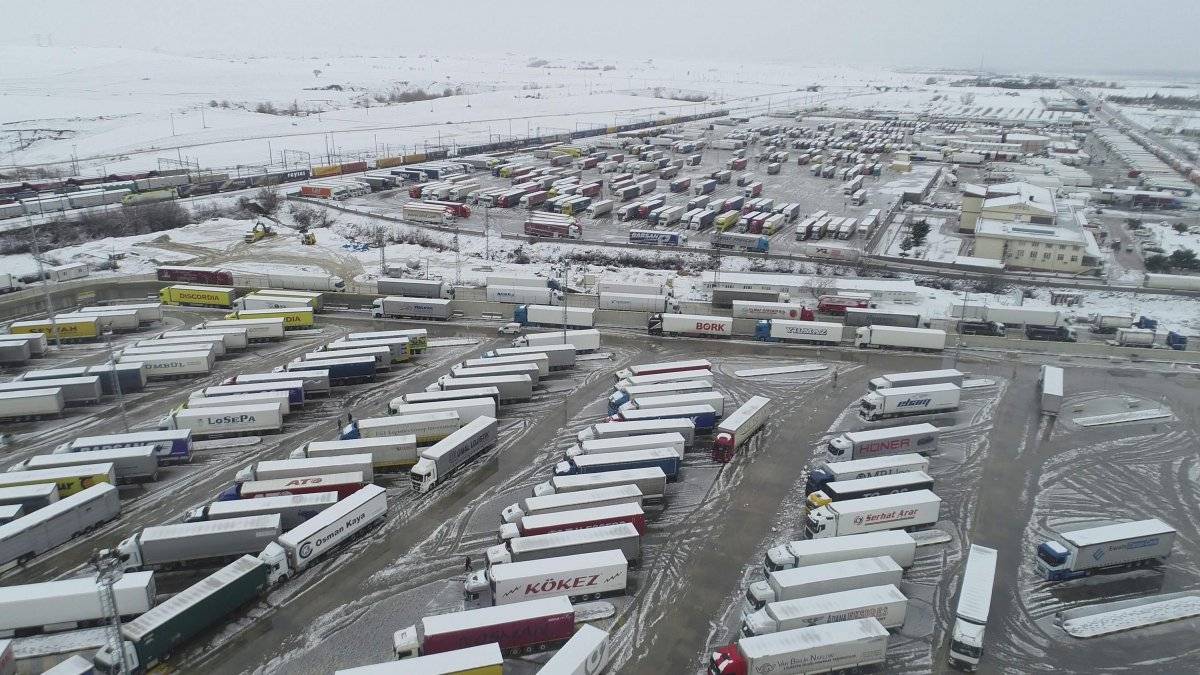 Kapıkule Sınır Kapısı'nda, 1400 tır çıkış için bekliyor