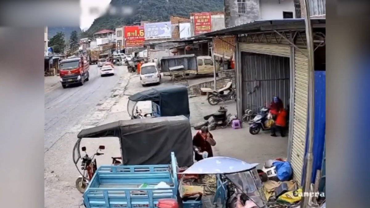 Çin'de kontrolden çıkan otomobilin sebep olduğu kaza