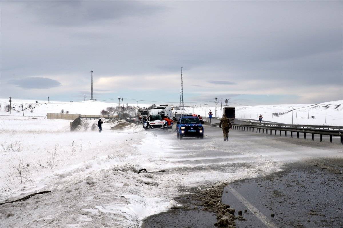 Sivas'ta ambulans, tıra arkadan çarptı