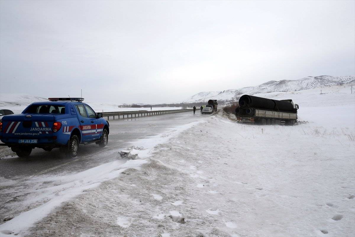 Sivas'ta ambulans, tıra arkadan çarptı