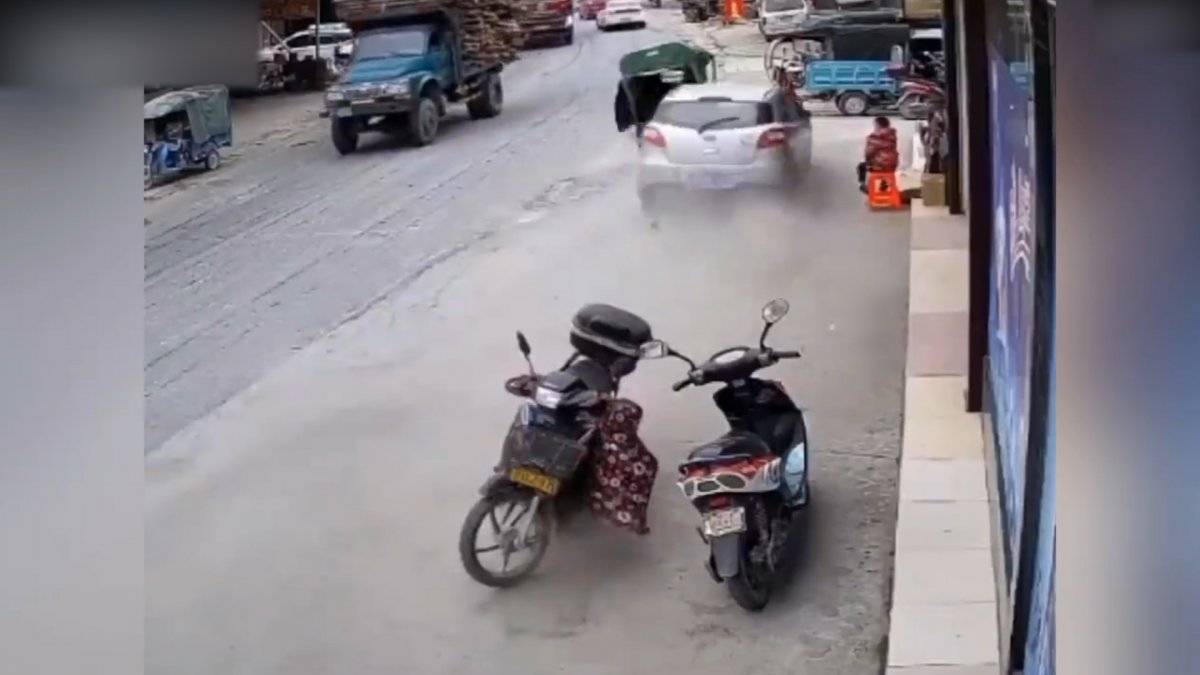 Çin'de kontrolden çıkan otomobilin sebep olduğu kaza