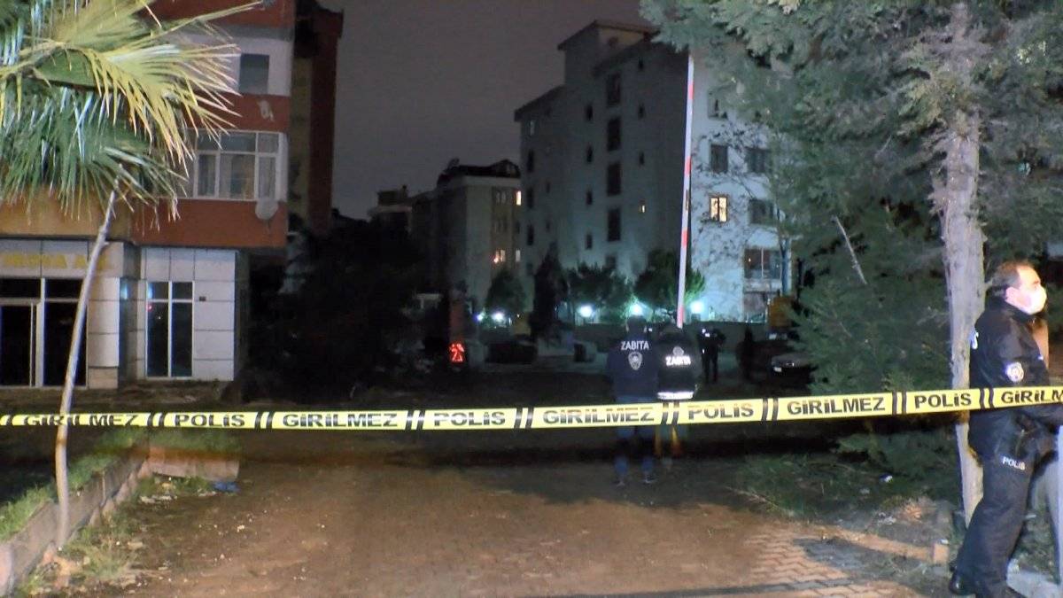 Maltepe'de yıkımı yarım bırakılan bina korkuttu