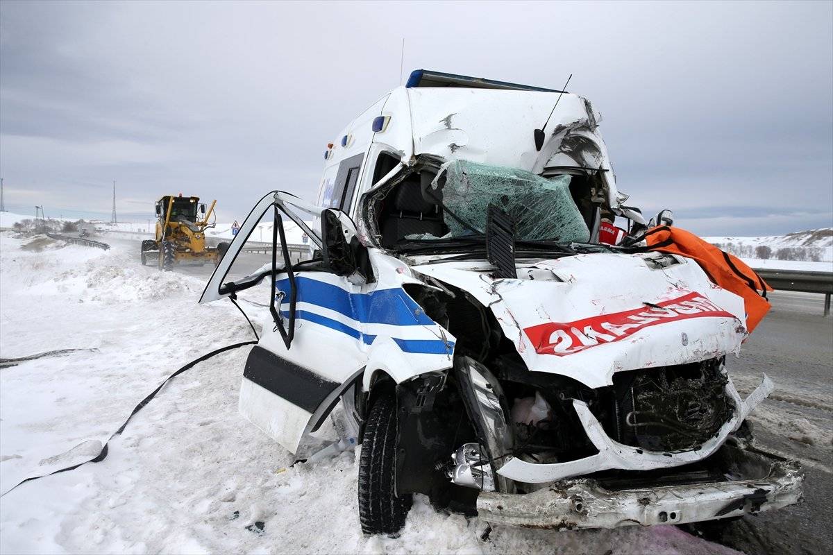 Sivas'ta ambulans, tıra arkadan çarptı