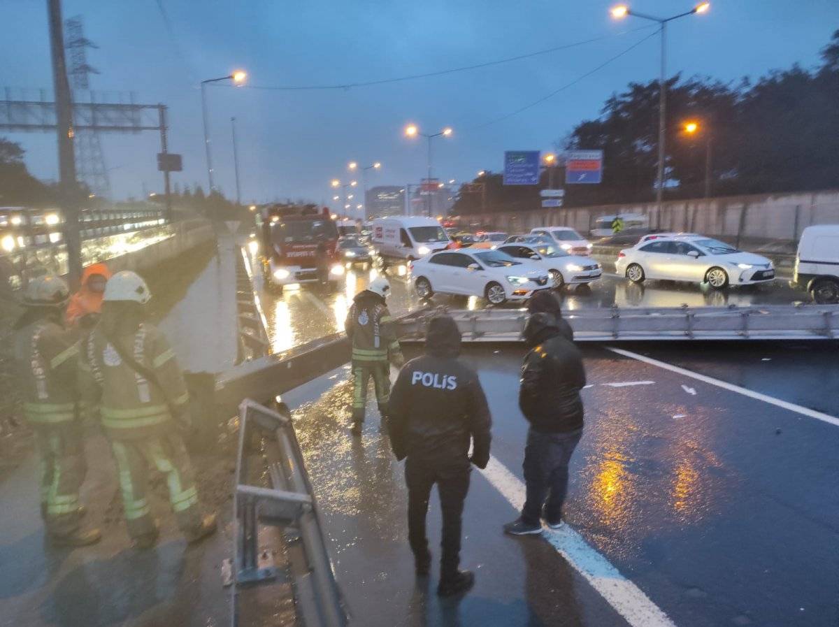 Hasdal'da yön tabelası yola devrildi, kaza meydana geldi