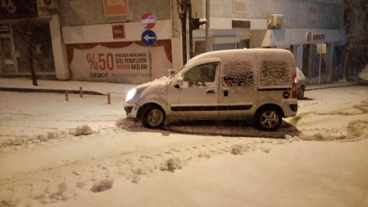 Tekirdağ'da kar 10 santimetreyi aştı