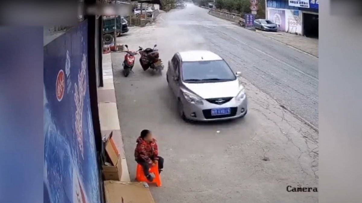 Çin'de kontrolden çıkan otomobilin sebep olduğu kaza