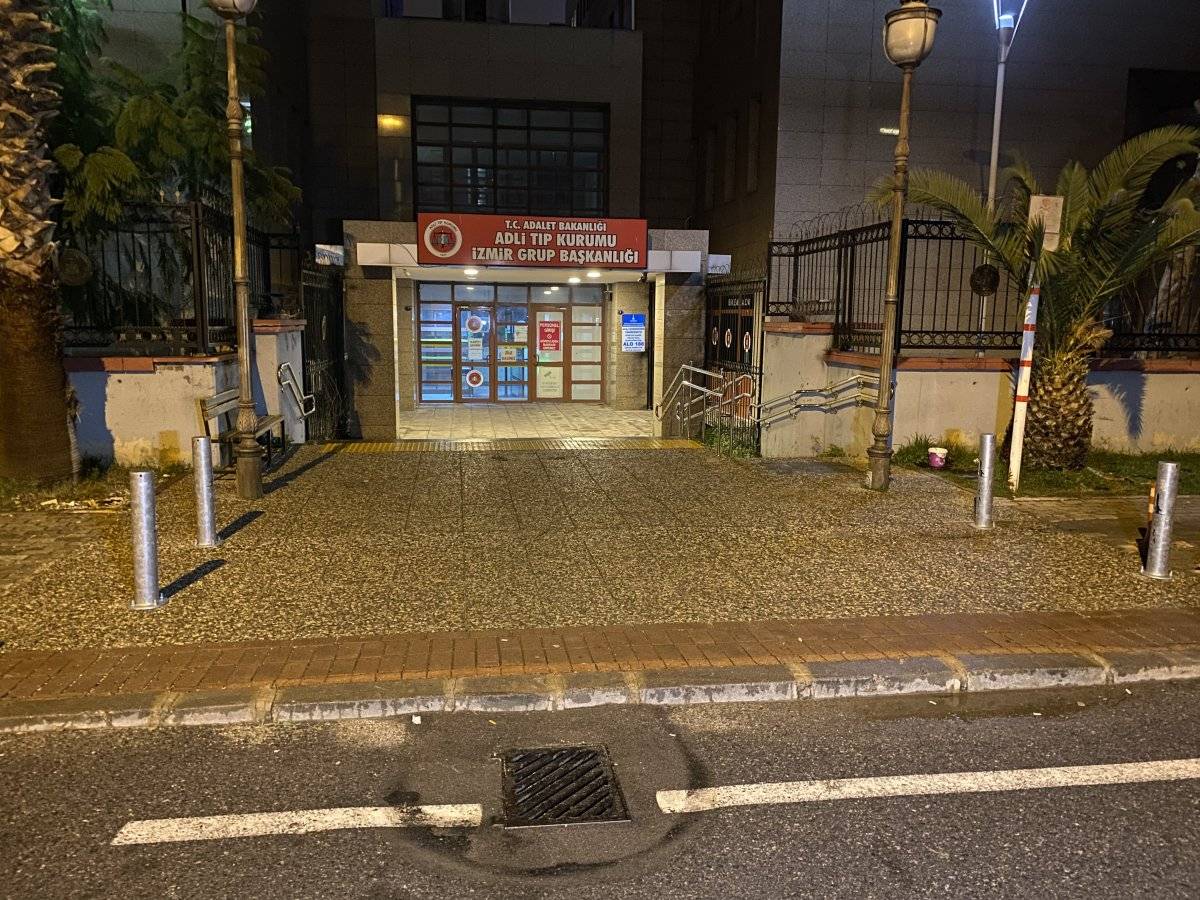 İzmir'de bir kişi sokak ortasında pompalı tüfekle öldürüldü