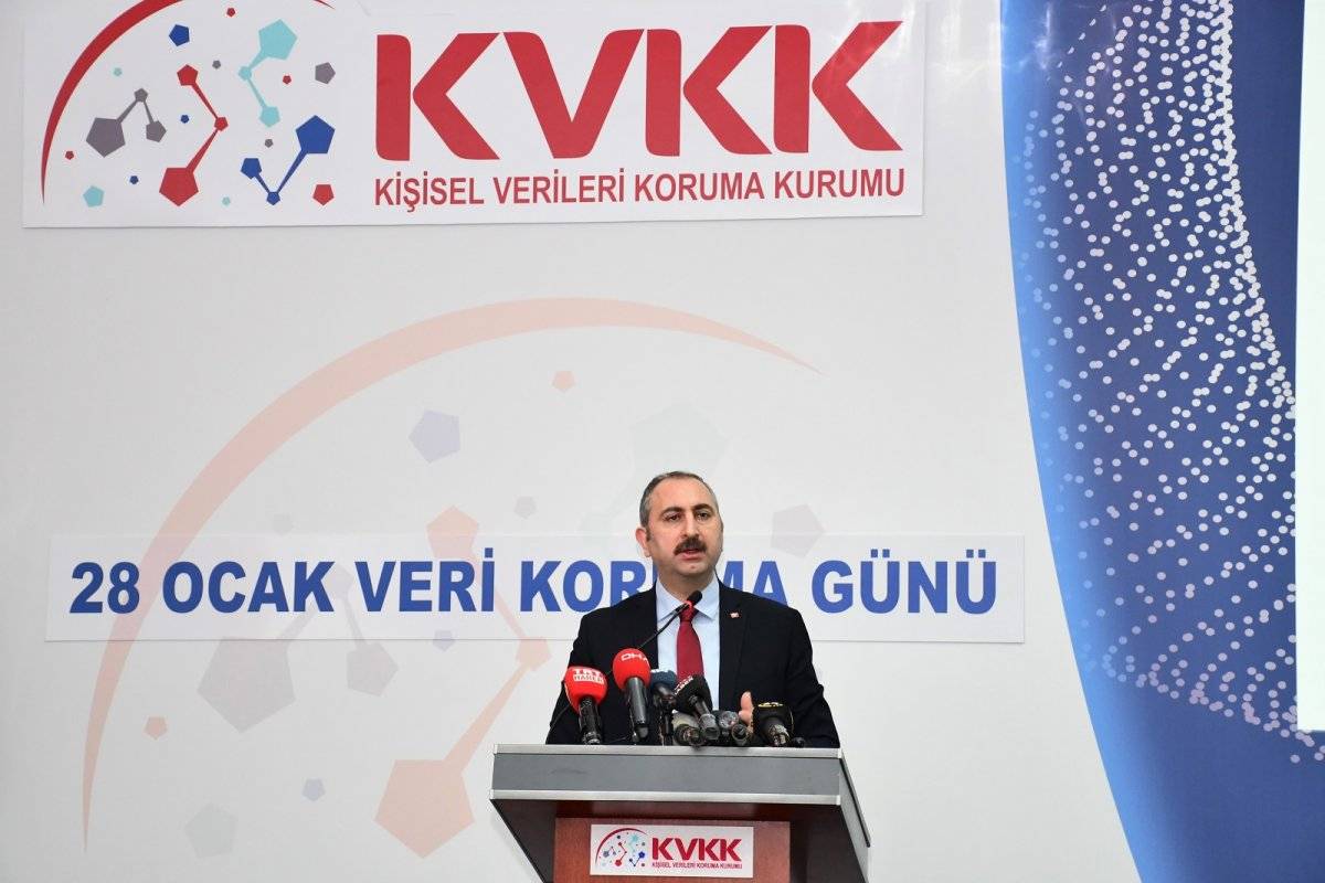 Abdulhamit Gül: WhatsApp'ın farklı tutum içerisine girmesi çifte standarttır