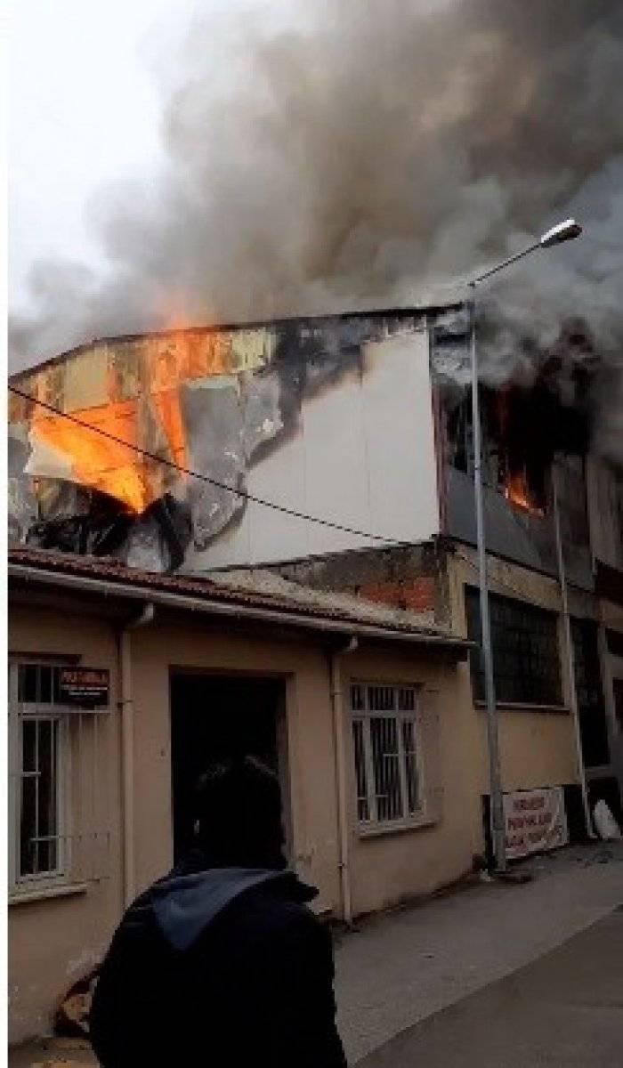Bursa'da kağıt deposunda yangın çıktı