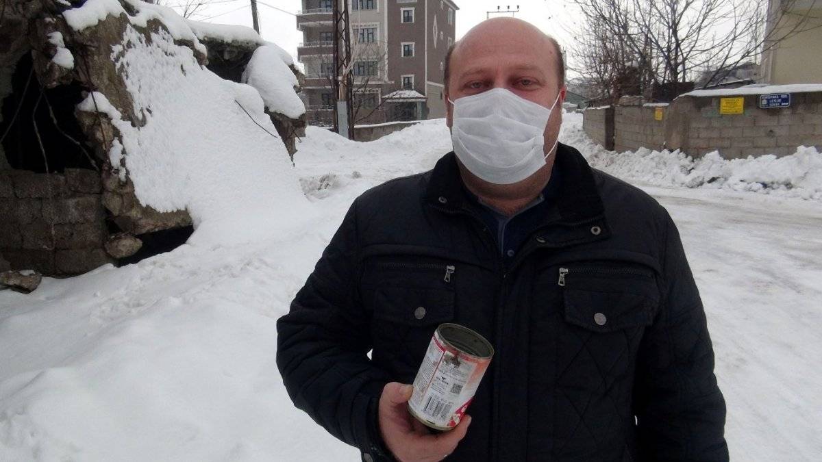 Bitlis'te kafası teneke kutusuna sıkışan kedi kurtarıldı